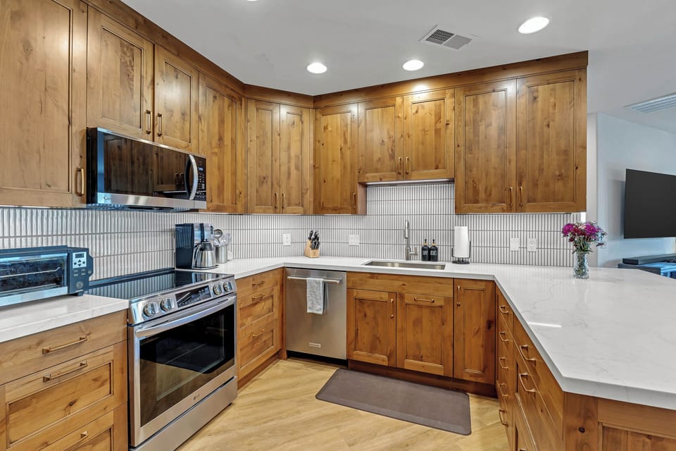 The generously sized newly renovated kitchen comes with everything you need. 