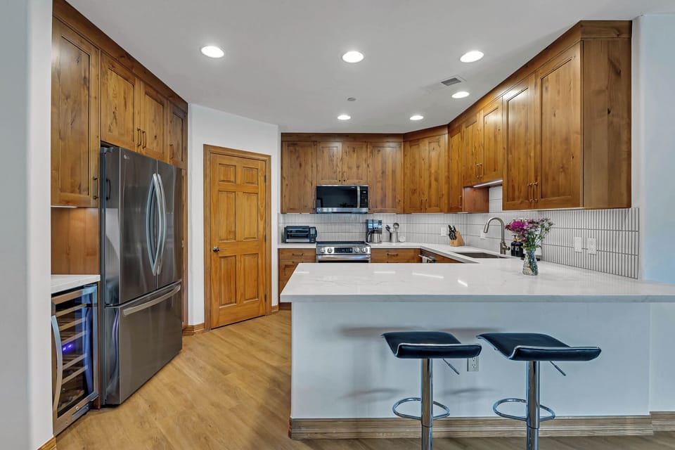 A beautifully, newly renovated kitchen that is fully equipped with cooking needs