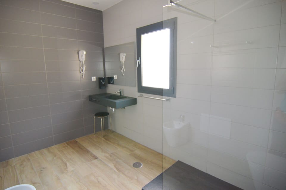 Shower, rainfall showerhead, free toiletries, hair dryer
