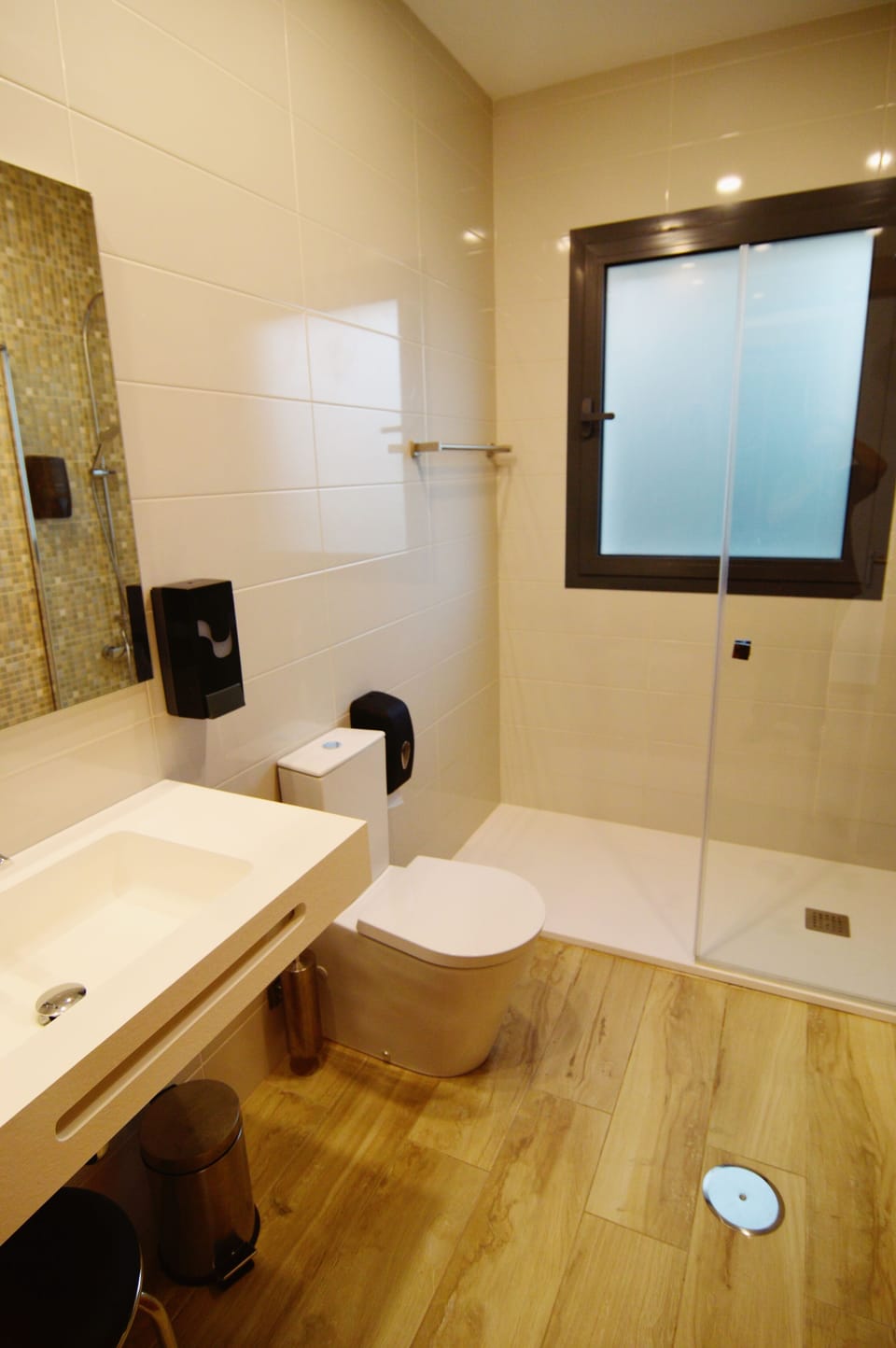 Shower, rainfall showerhead, free toiletries, hair dryer