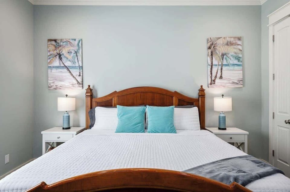 Ground floor master suite with king bed and en-suite bathroom
