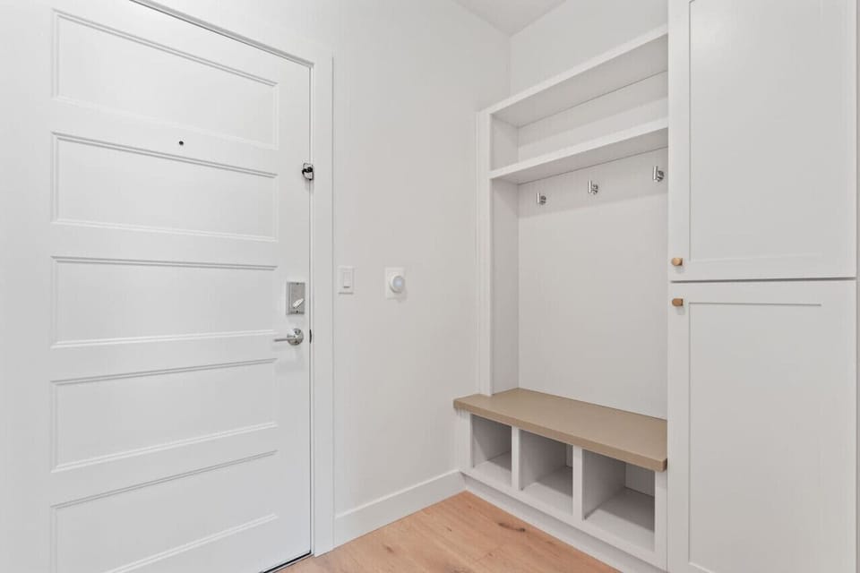 Front door/ coat and shoe storage