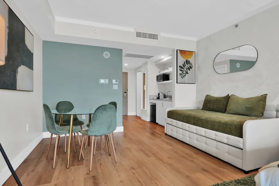 Comfort Condo, 1 King Bed with Sofa bed, Balcony, Ocean View | 1 bedroom, iron/ironing board, free WiFi