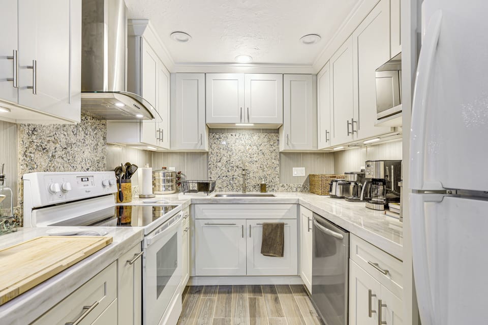 Kitchen | Single-Story Unit | 2nd-Floor Condo | Free WiFi