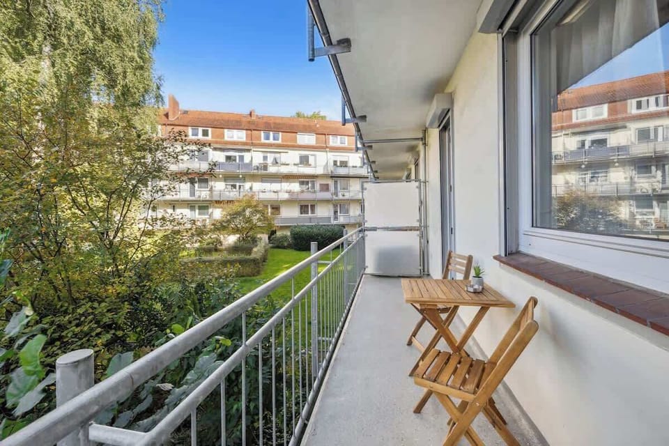 Genieße deinen Morgenkaffee und den Blick ins Grüne auf dem überdachten Balkon.