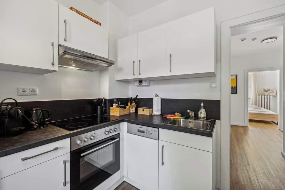 Moderne, voll ausgestattete Küche mit hochwertigen Geräten, ideal für längere Aufenthalte. Helles Design, funktional und stilvoll. Inklusive Backofen, Herd und Geschirrspüler. Perfekt für Selbstversorger in einer gemütlichen, ruhigen Unterkunft.