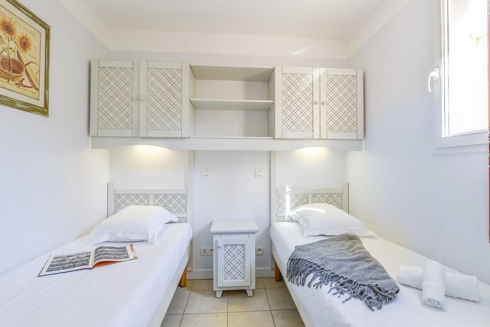 Apartment 4 people - 1 bedroom - Terrace or balcony | In-room safe, blackout drapes, iron/ironing board, cribs/infant beds