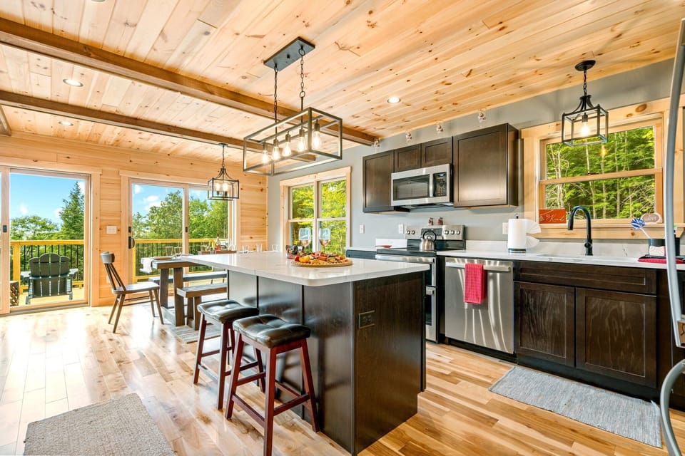 Enjoy quick bites and drinks at our stylish kitchen bar table.