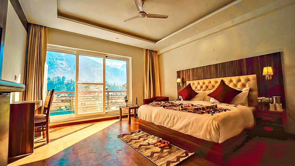 Superior Double or Twin Room | Desk, laptop workspace, blackout drapes, soundproofing