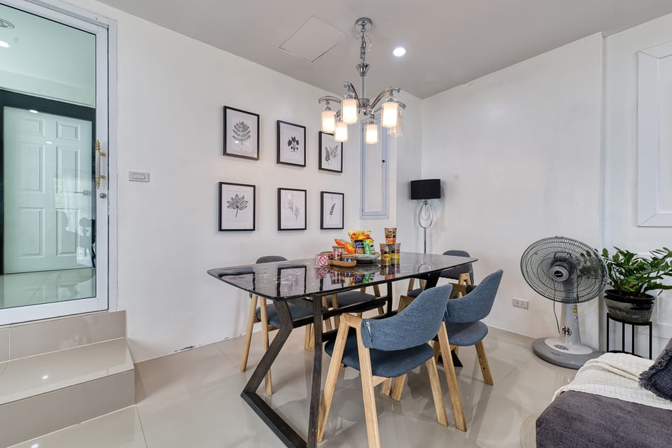House, Garden View | In-room dining
