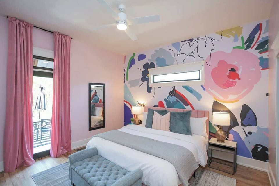 Private "Flex Room": King Memory Foam Bed, TV + Ensuite Full Bathroom w/walk-in Shower