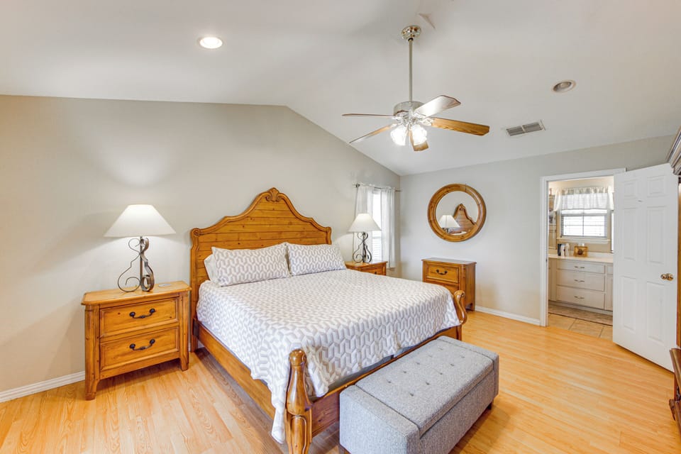 Rhodes Retreat w/ Dock on Cedar Creek Lake! Cottage in Cedar Creek Reservoir