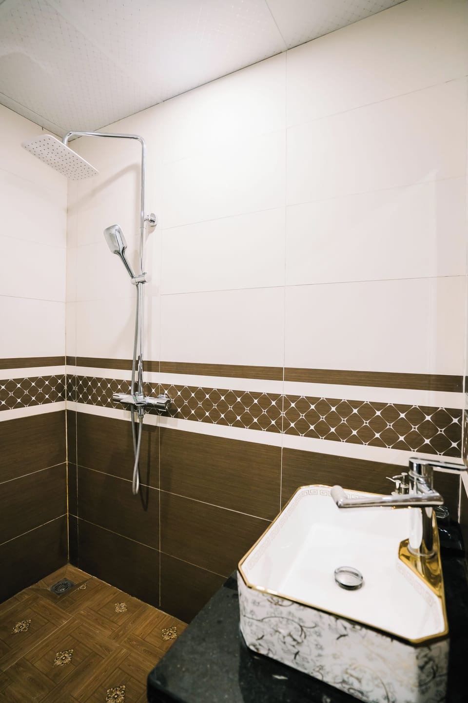 Family Triple Room | Bathroom | Shower, hair dryer, slippers, bidet
