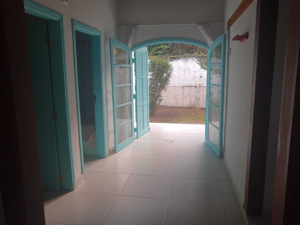 Corredor dos quartos com porta balcão. 
Aqui, tem ganchos ( é só trazer a rede )
