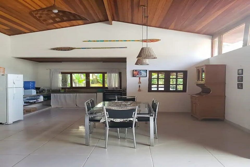 Cozinha completa. Mesa com 6 cadeiras.
Geladeira, fogão, despensa ...