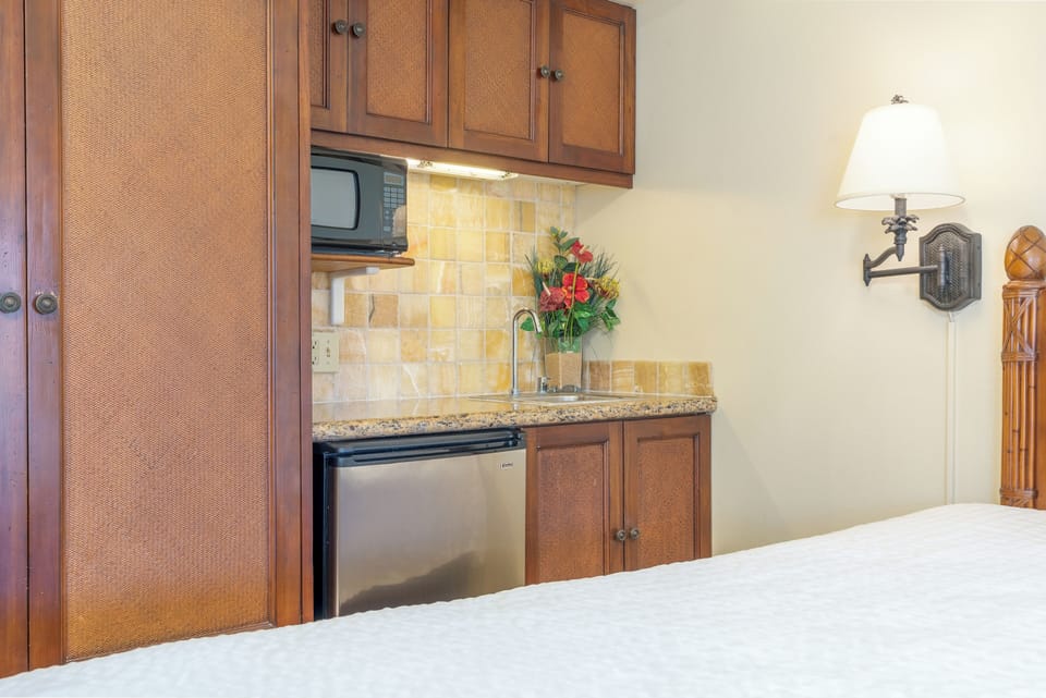 Castle at Palms at Waikiki 322 - Kitchenette (12)