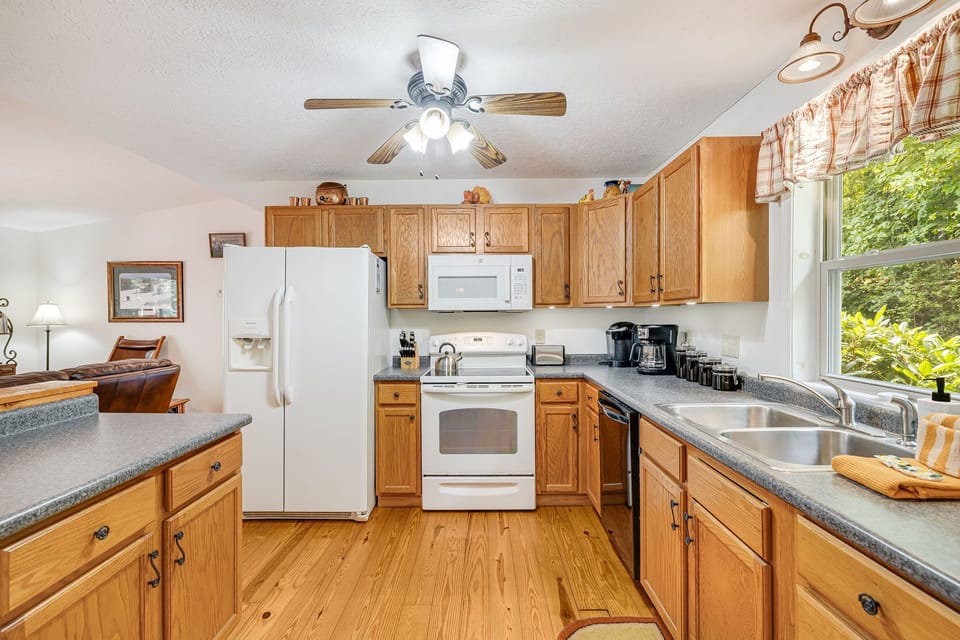 Kitchen w/ Keurig & Coffee Brewer