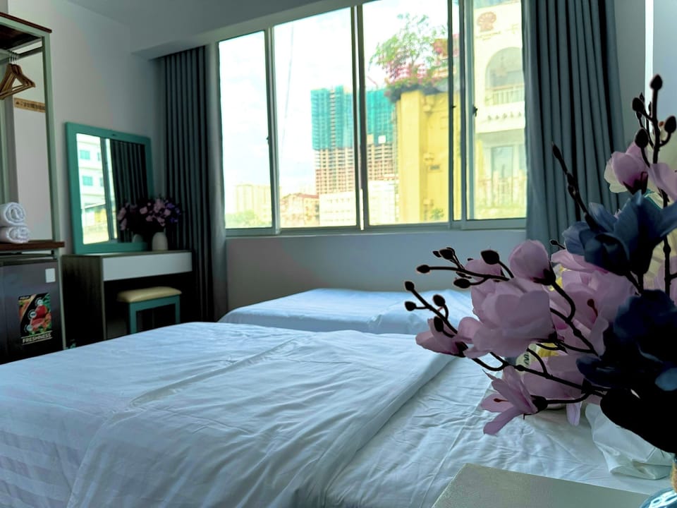 Luxury Quadruple Room, Private Bathroom, City View | Desk, WiFi (free), bed sheets