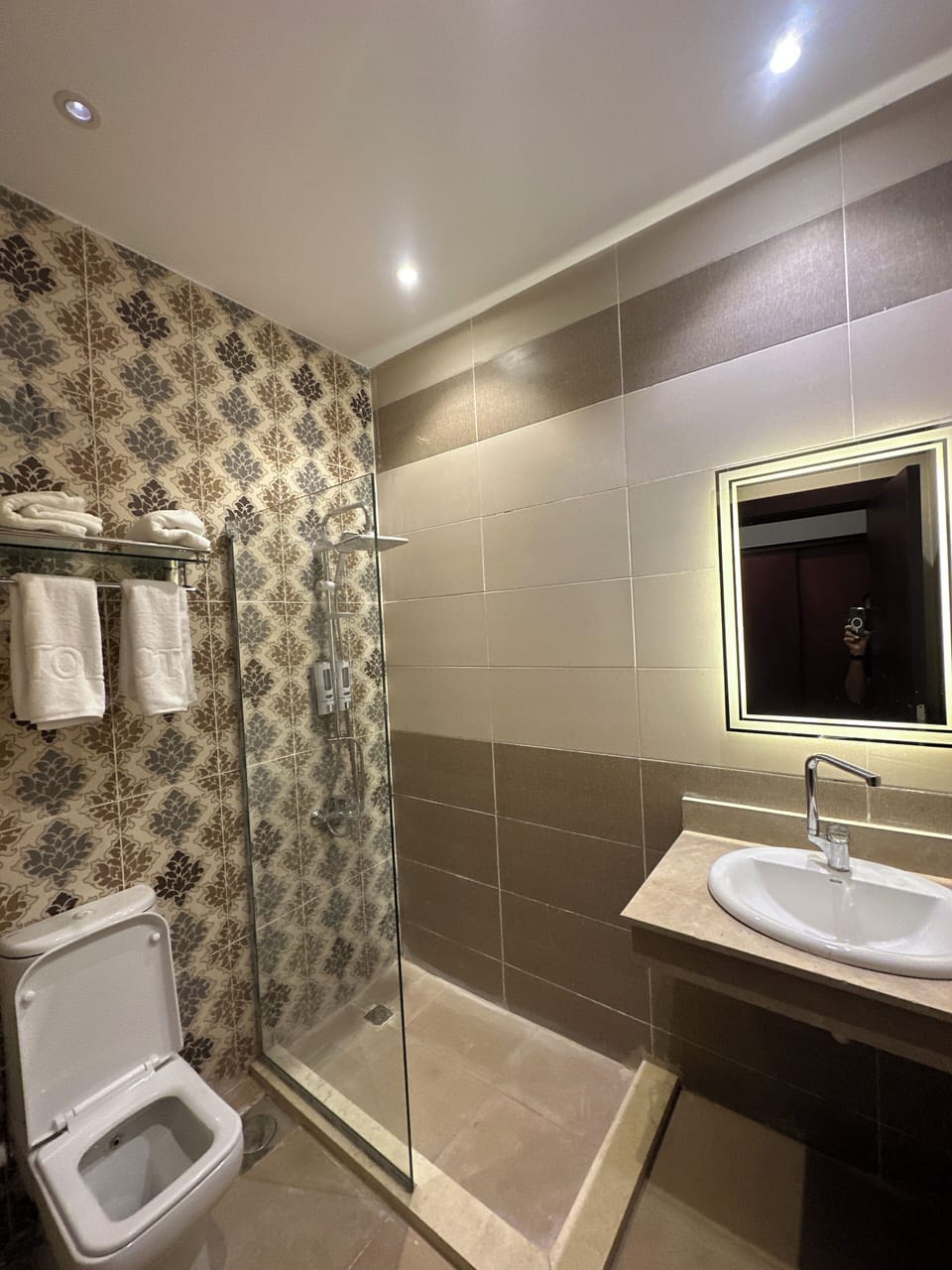 Shower, rainfall showerhead, free toiletries, towels