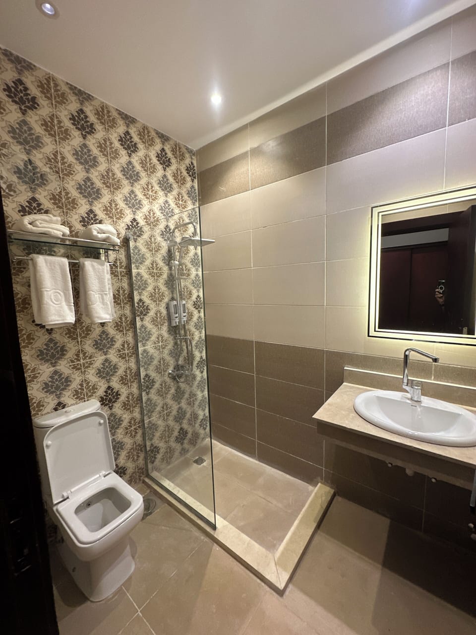 Shower, rainfall showerhead, free toiletries, towels