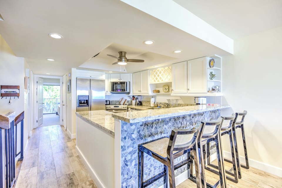 Kitchen with breakfast bar