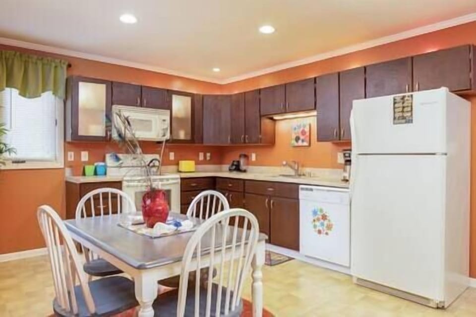 Another view of the kitchen (1)