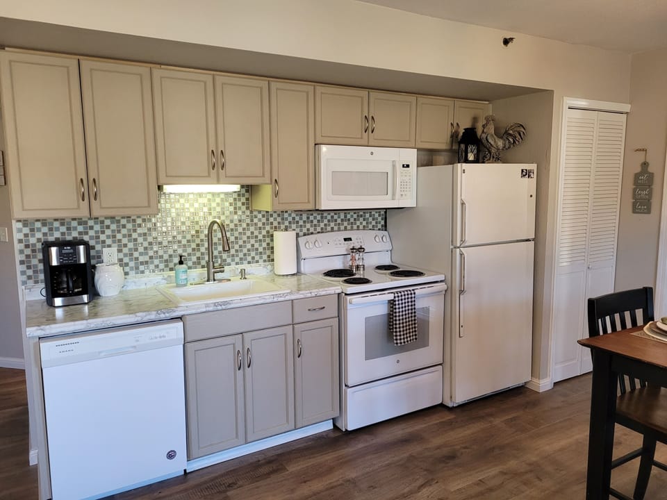 Kitchen with Full Size Appliances