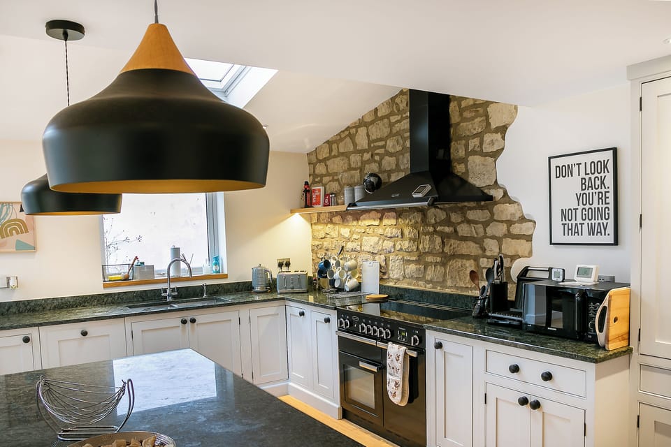 House, Patio, Garden View | Private kitchen | Electric kettle, toaster