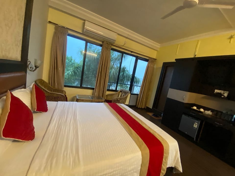 Desk, laptop workspace, iron/ironing board, free WiFi