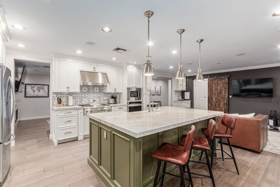 Full Size Kitchen (Island Seating for 3)