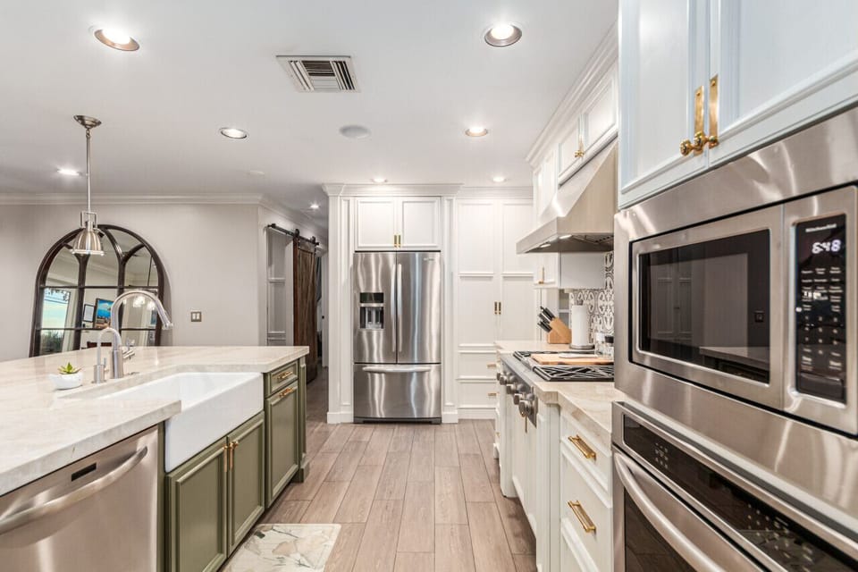 Full Size Kitchen (Island Seating for 3)