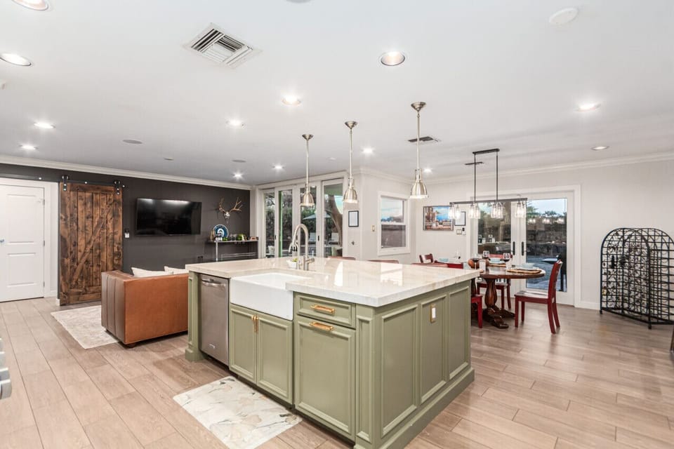Full Size Kitchen (Island Seating for 3)