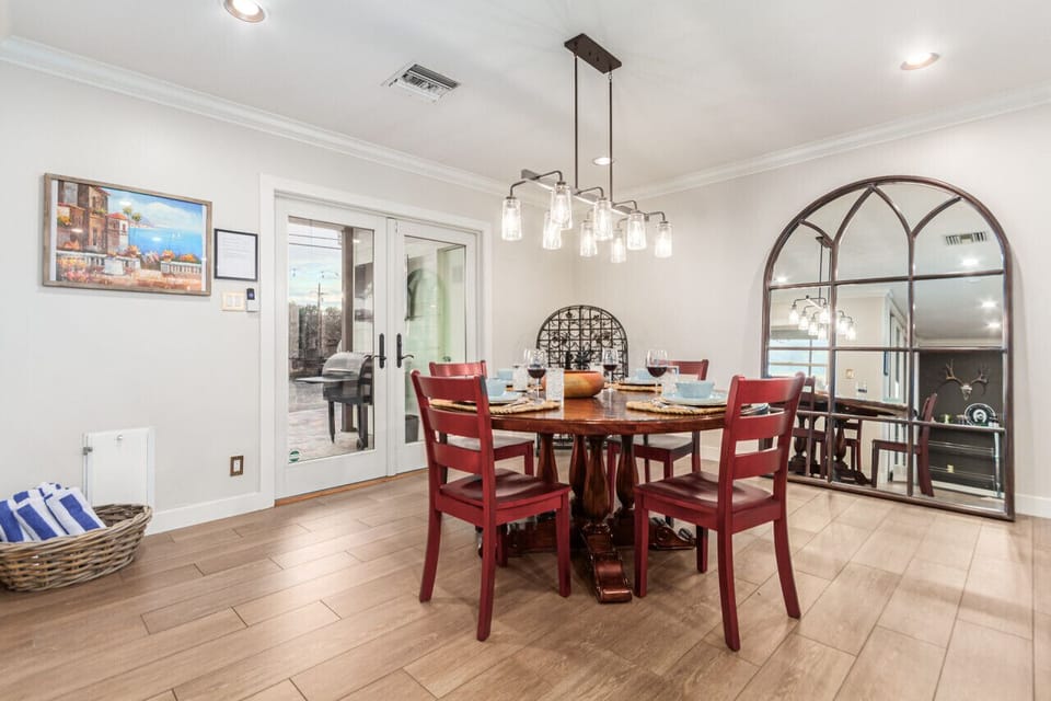 Dining Room (Seating for 4)