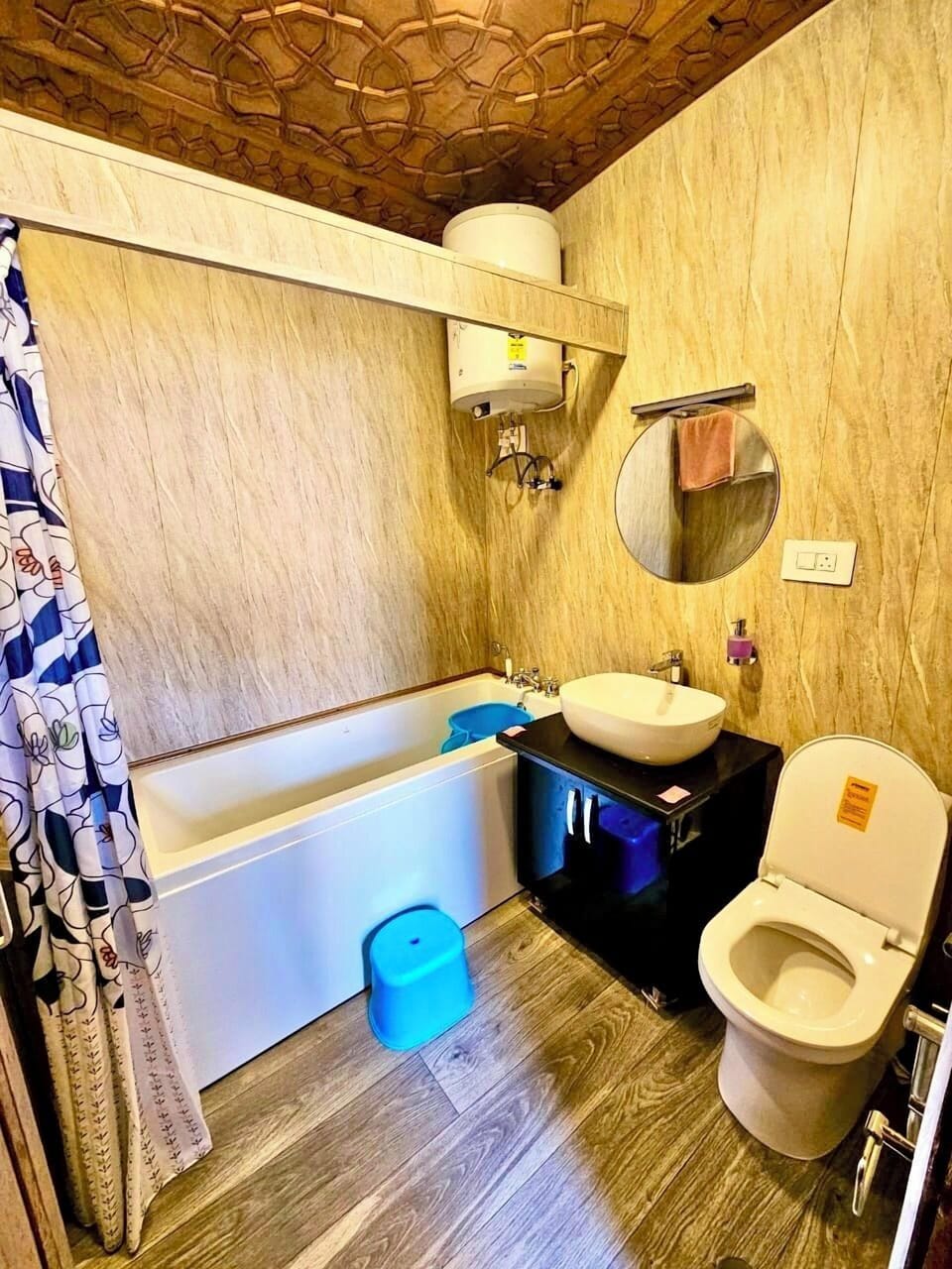Superior Double Room, Lake View | Bathroom | Separate tub and shower, hydromassage showerhead, free toiletries