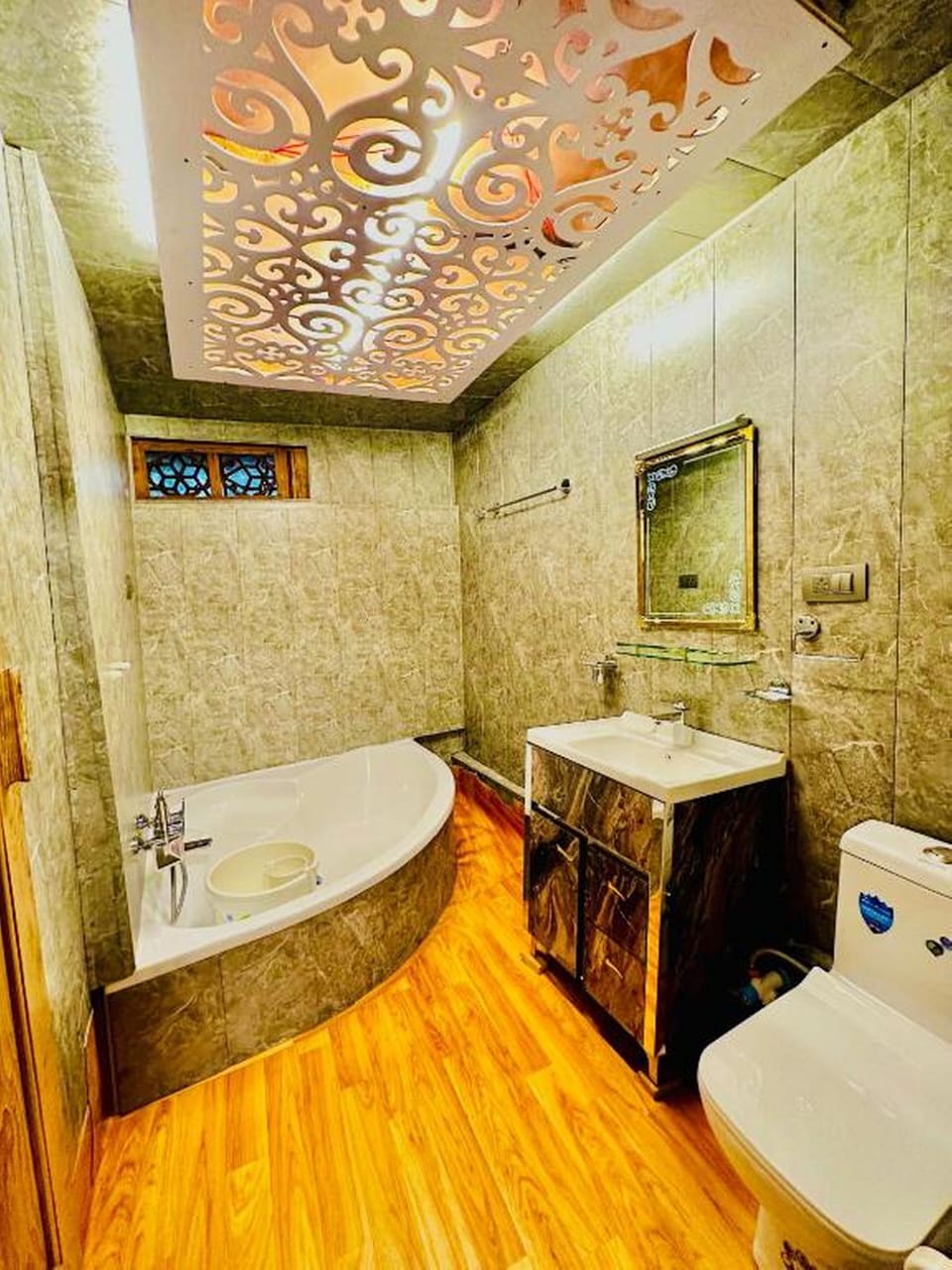 Luxury Double Room | Bathroom | Separate tub and shower, hydromassage showerhead, free toiletries