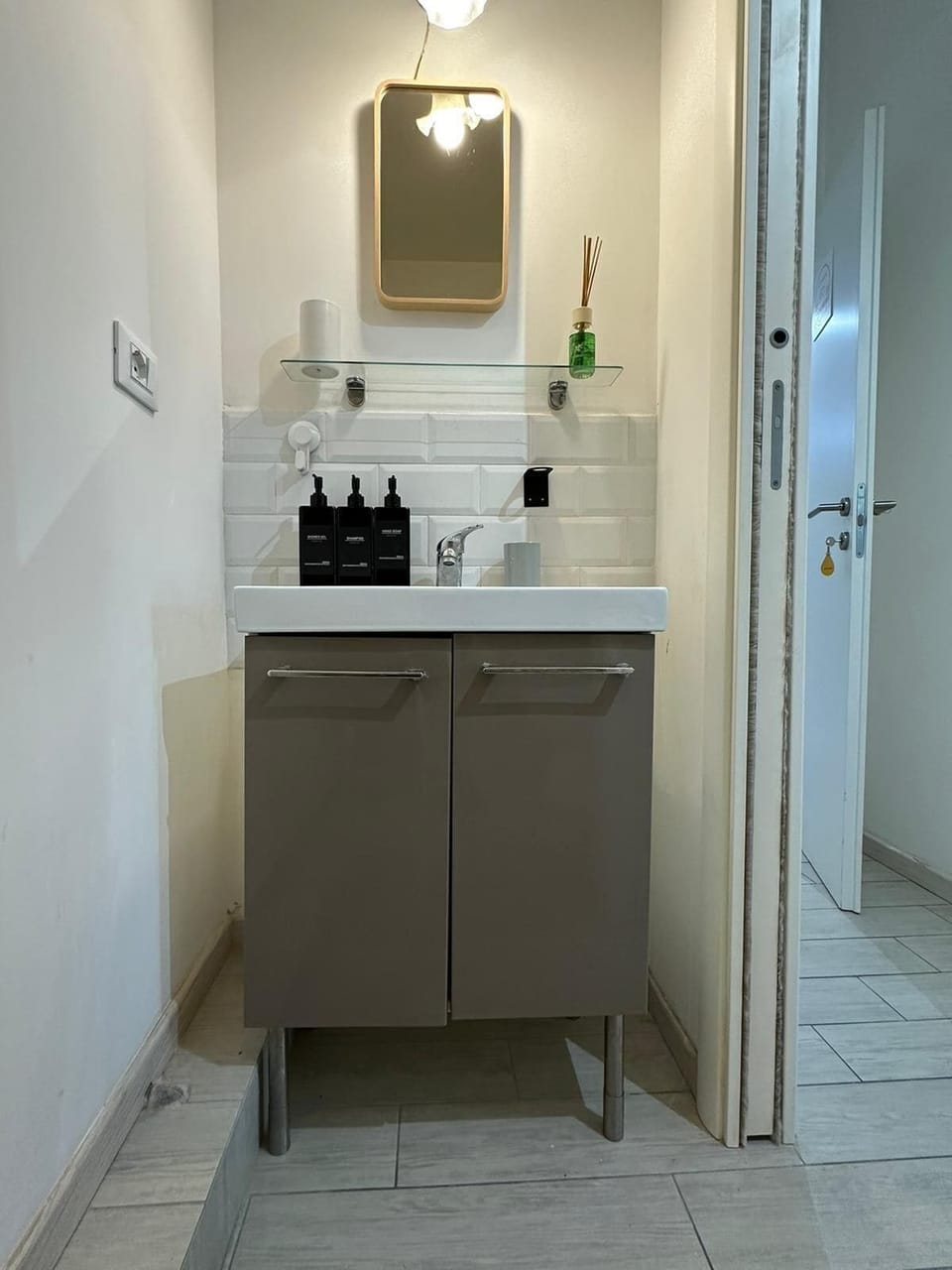 Deluxe Double Room, 1 Queen Bed, Non Smoking, Private Bathroom | Bathroom | Shower, free toiletries, hair dryer, towels