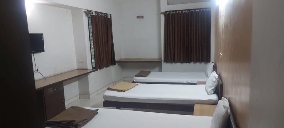 Deluxe Single Room, 1 Twin Bed, Smoking, Garden View | Desk