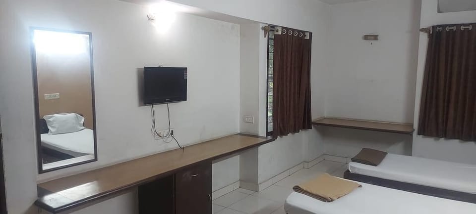 Deluxe Single Room, 1 Twin Bed, Smoking, Garden View | Desk