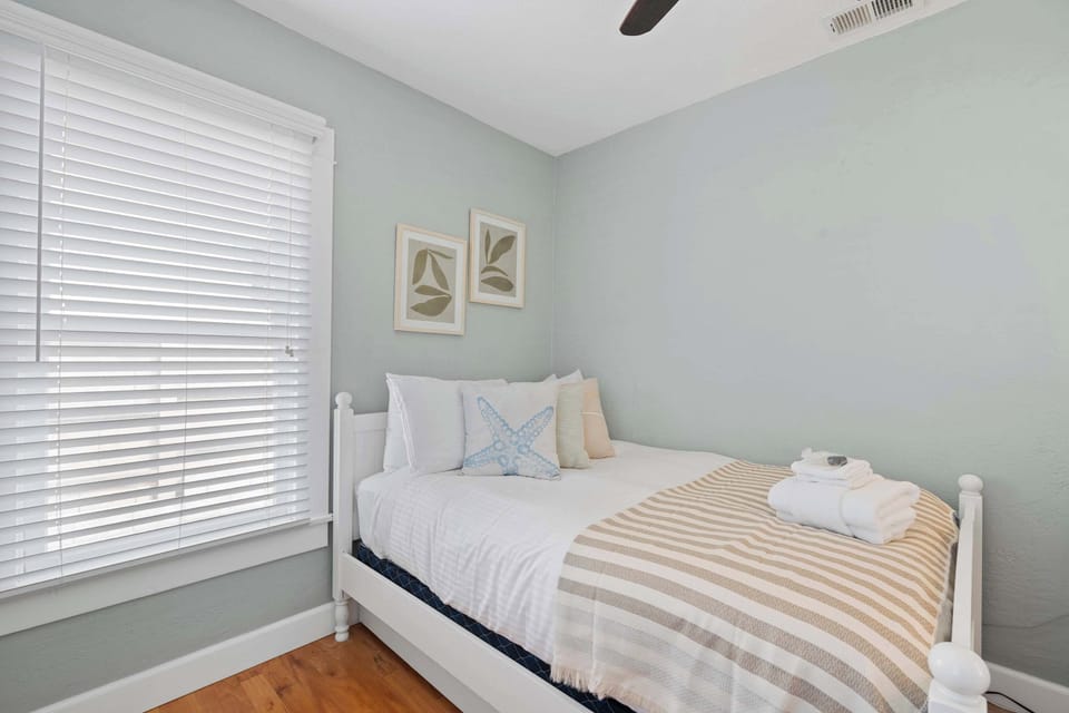 Bedroom 3 (queen bed with trundle, AC, ceiling fan)