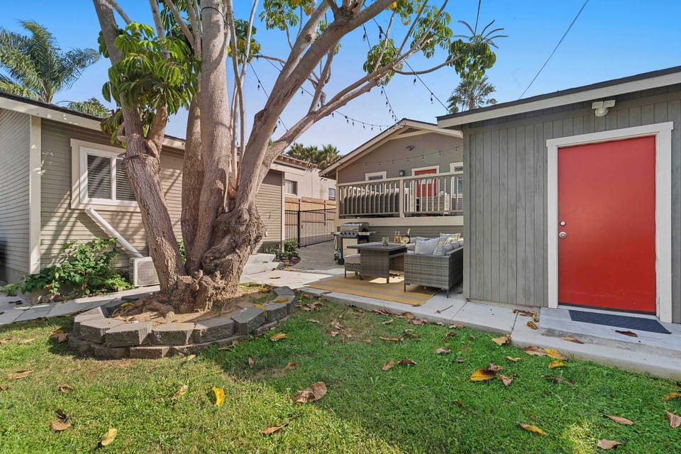 Shared laundry room (washer, dryer, beach essentials)