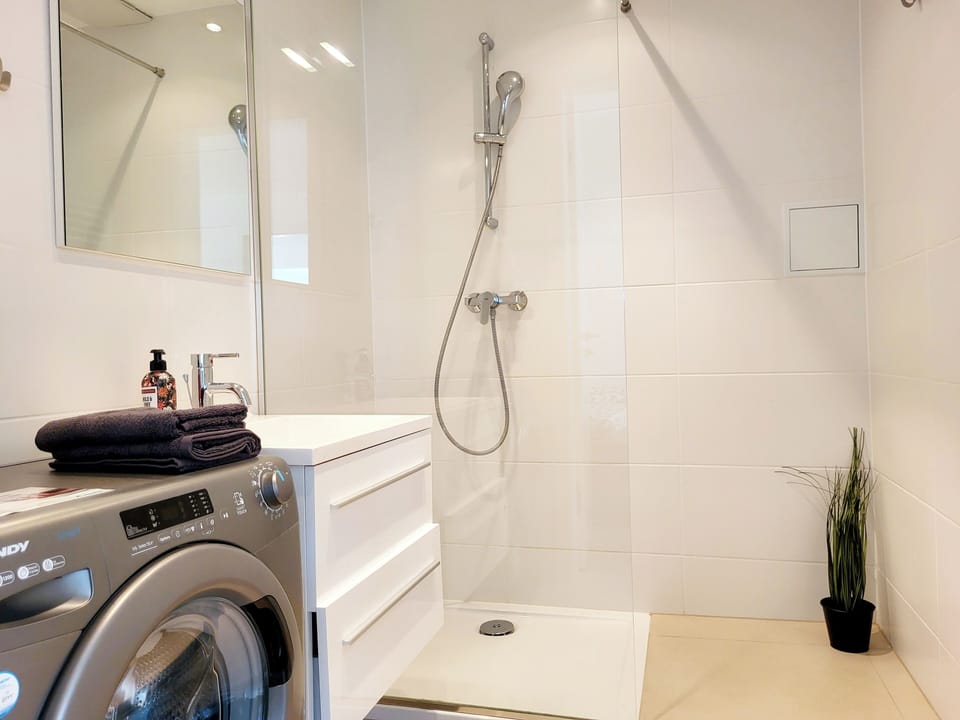 Apartment, 2 Bedrooms | Bathroom | Shampoo