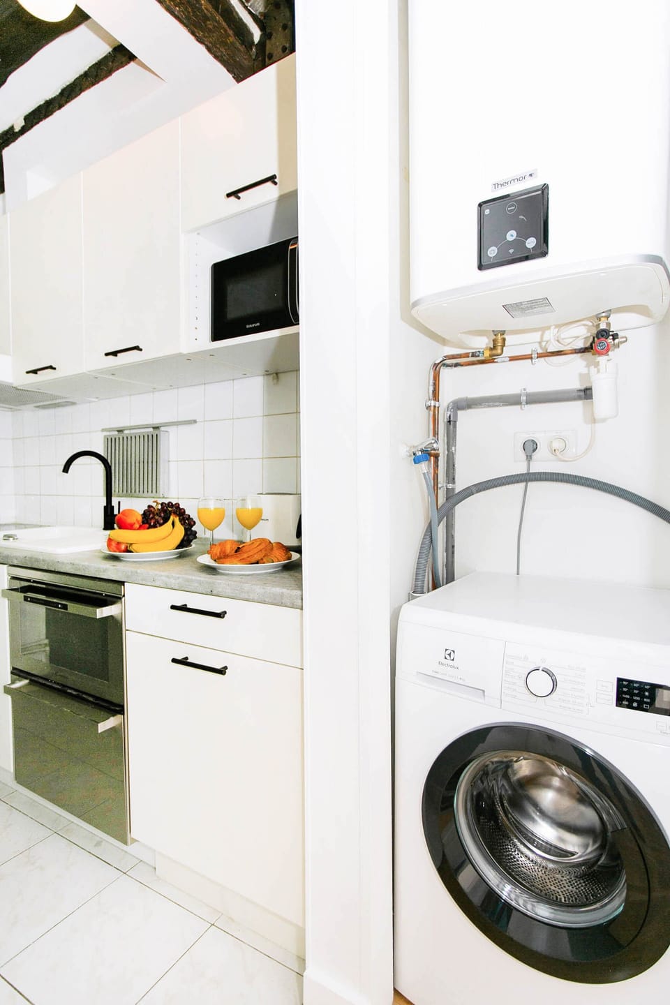 The kitchen and washing machine