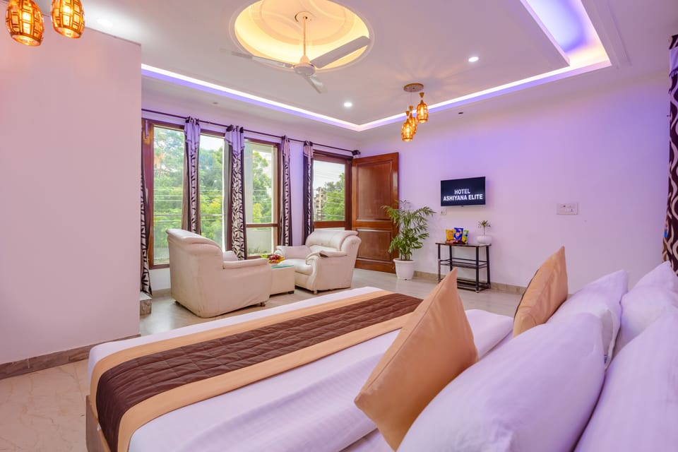 Suite Room with Balcony + Sofa | Desk, blackout drapes, soundproofing, iron/ironing board