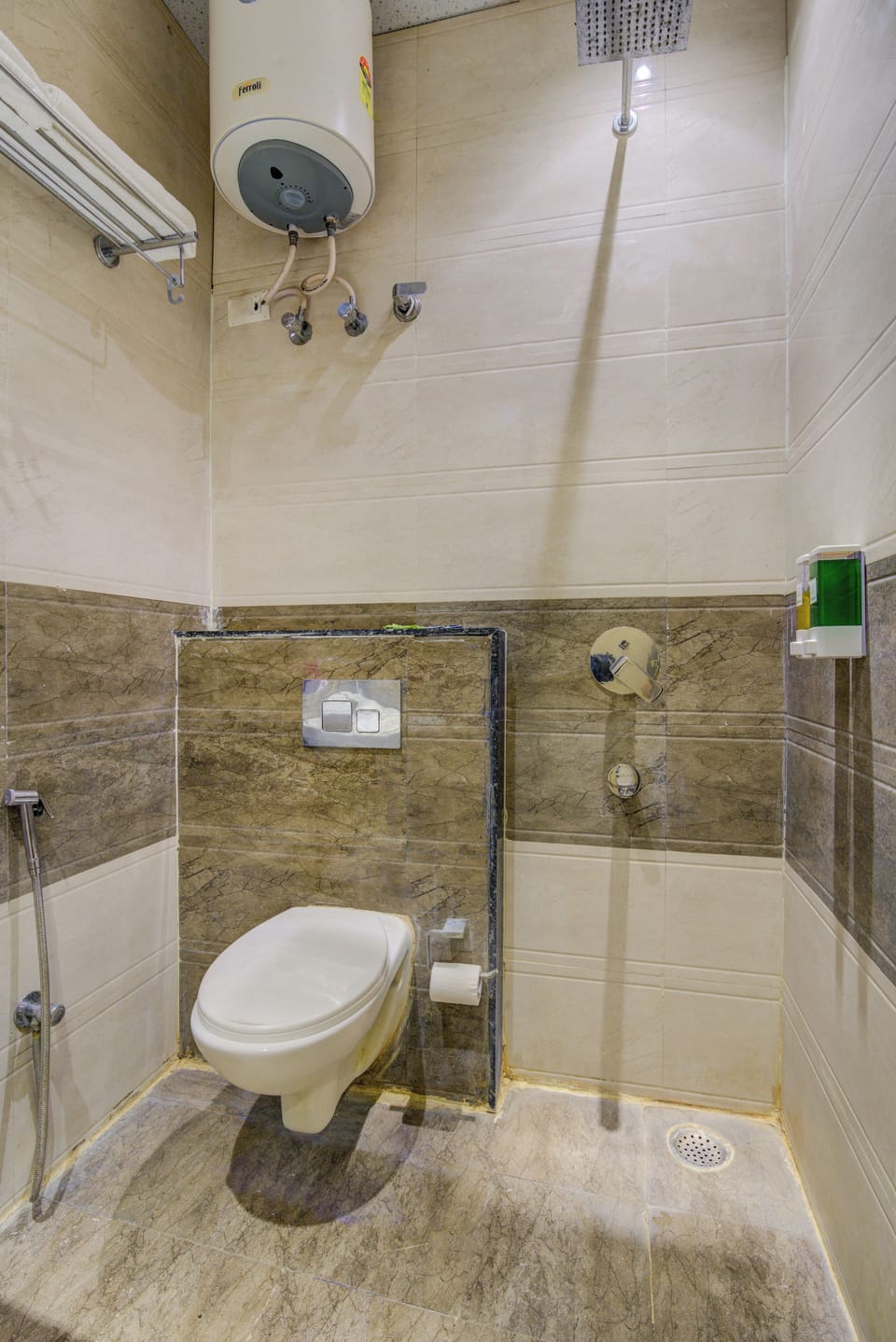 Family Room | Minibar, desk, free WiFi, bed sheets