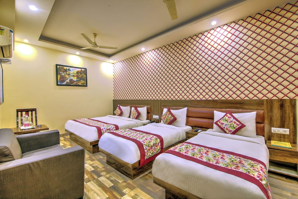 Family Room | Minibar, desk, free WiFi, bed sheets