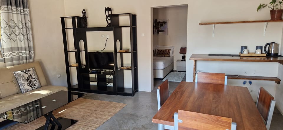 Comfort Apartment, Courtyard View | Desk, WiFi (free), bed sheets