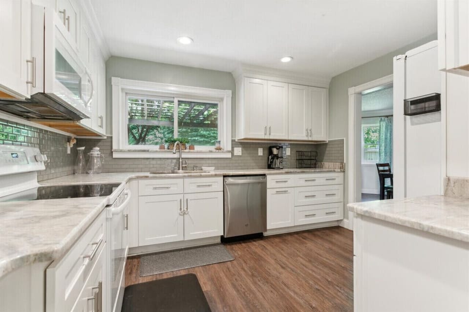 This kitchen has everything you need to serve, prep, and store food for big and small meals.