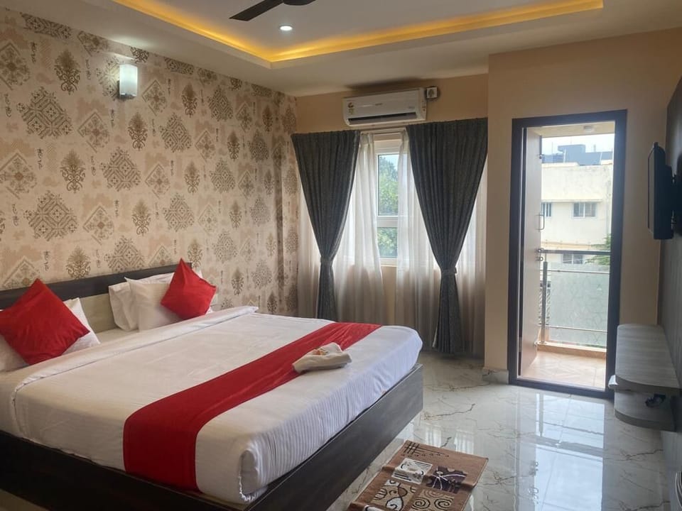 Deluxe Double Room, Balcony, City View | Desk, laptop workspace, soundproofing, iron/ironing board