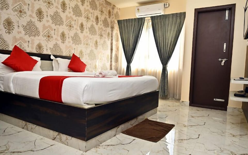 Deluxe Double Room, Balcony, City View | Desk, laptop workspace, soundproofing, iron/ironing board