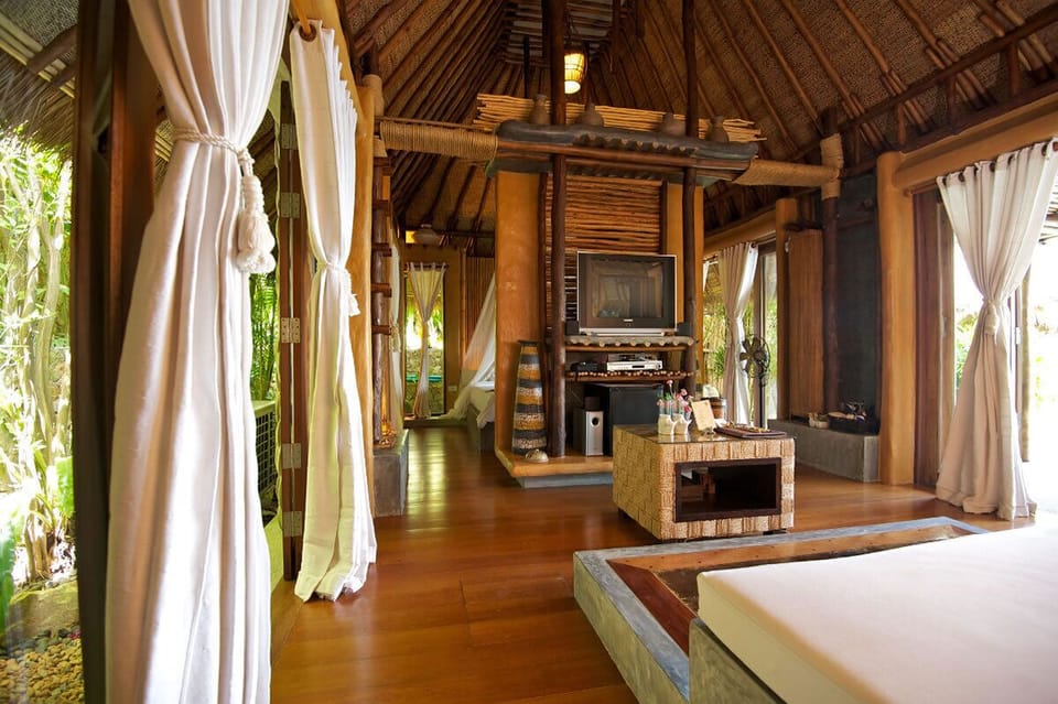 Villa 2 | Minibar, bed sheets